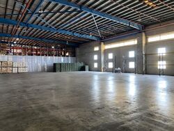 Kingsmen Creative Centre (D16), Warehouse #570503891